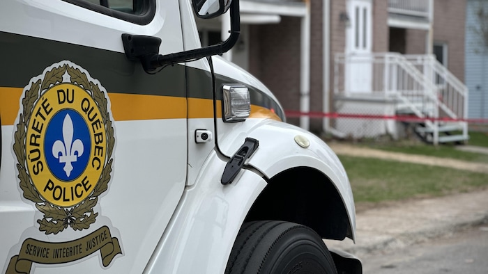 Le camion de l'identité judiciaire de la Sûreté du Québec est stationné devant un immeuble à logements de la rue Hertel à Trois-Rivières.