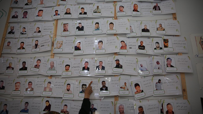 Des murs recouverts d’affiches montrant des photos de Syriens disparus sous le régime Assad dans le village de Shabaa, dans le cadre d’un mouvement citoyen appelé « les tentes de la vérité ». 