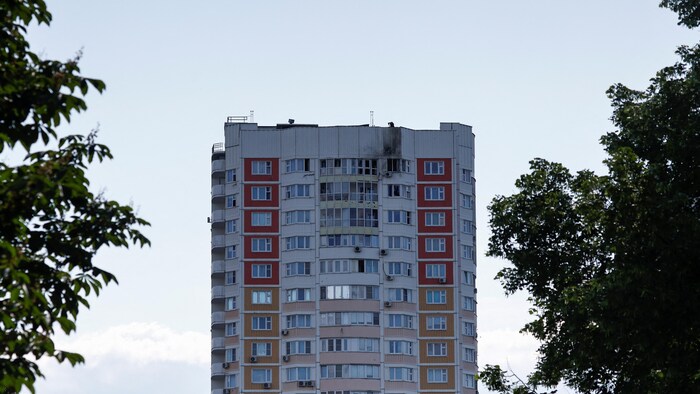 Les dommages sur le toit d'un immeuble à Moscou à la suite d'une attaque de drones sont visibles, en Russie, le 30 mai 2023.