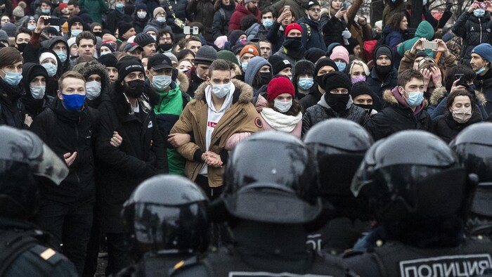 Des manifestants devant un cordon de policiers à Moscou, le 23 janvier.
