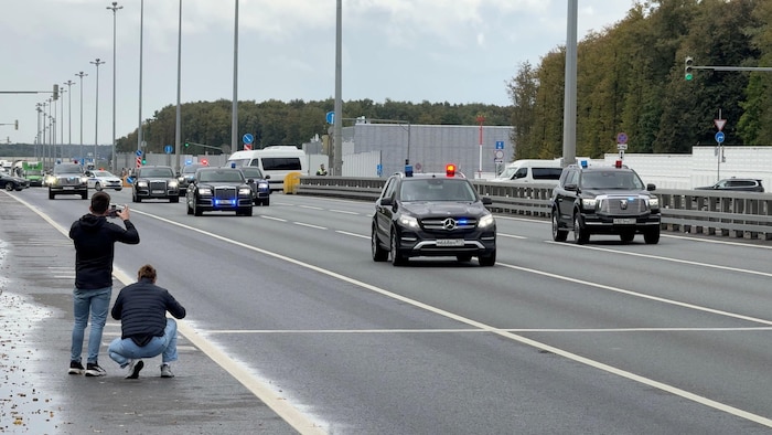 Des voitures roulent sur une voie routière.