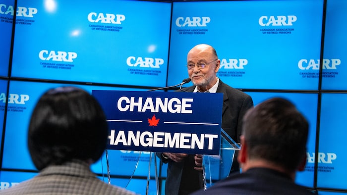 Moses Znaimer parle dans un micro.
