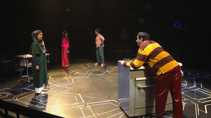 Une scène de la pièce « Mosque Heist » présentée au Théâtre Globe de Regina, en Saskatchewan, à l'automne 2026.