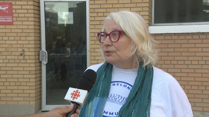 Brenda Anderson parle au micro.