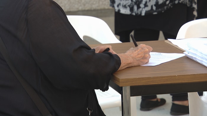 Une personne qui remplit un sondage.