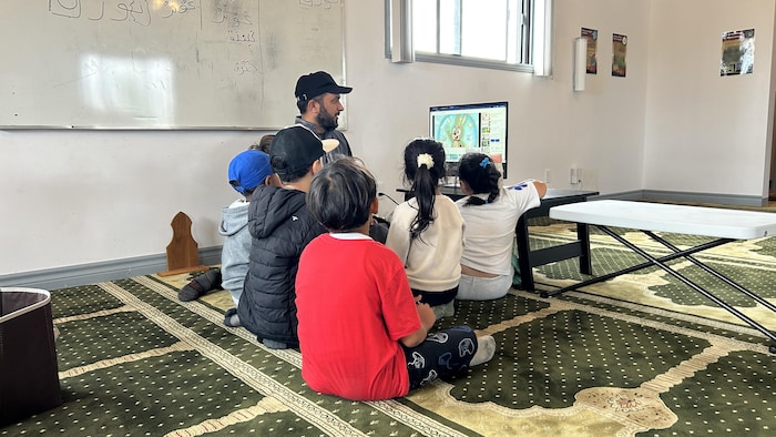 Des enfants apprennent l'arabe dans la mosquée.