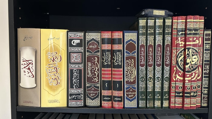 Des livres religieux sur une étagère.