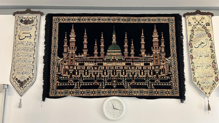 Une tapisserie représentant la mosquée de Médine.