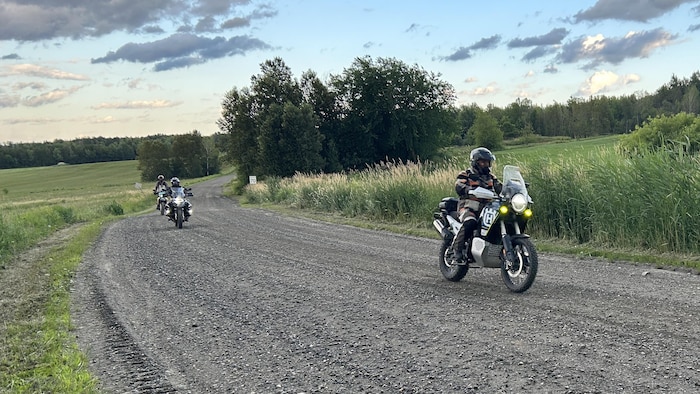 Des motos sur un chemin de gravier.