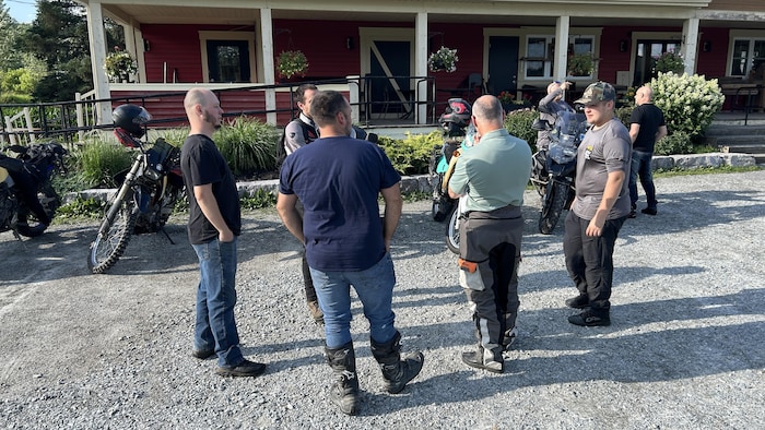 Des motocyclistes qui discutent.