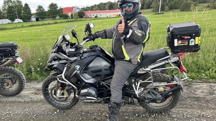Un motocycliste.