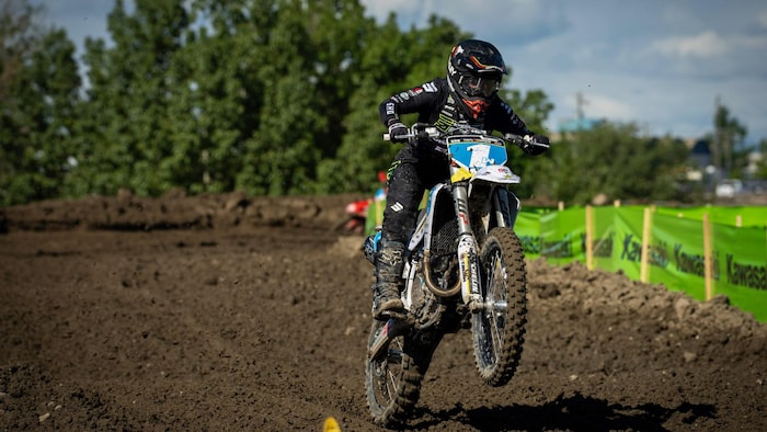 Katrine Ferguson sur un parcours de motocross.
