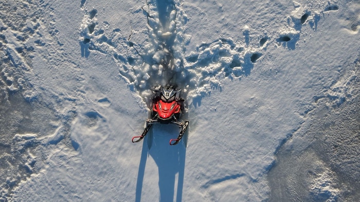 Une motoneige dans la glace.