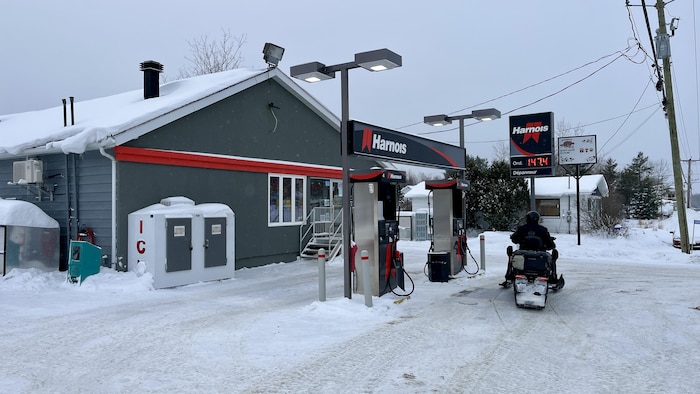 Les motoneigistes apprécient l'offre de station service, l'hiver venu.