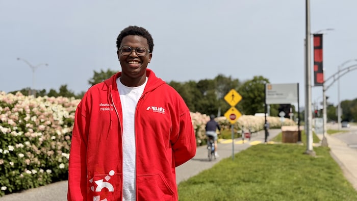 Mouhamed Niane sourit à la caméra sur le campus de l'Université Laval.