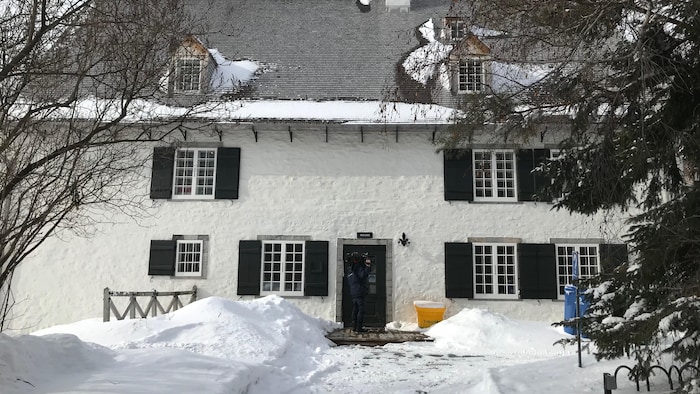 La façade blanche du Moulin des Jésuites.