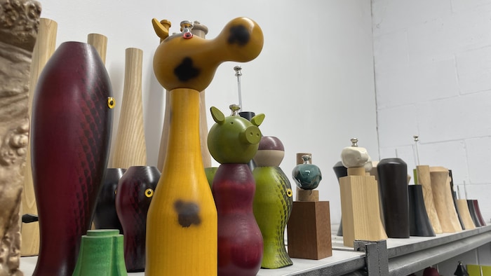 Des poivrières en forme de girafe, poisson et petite boîte.