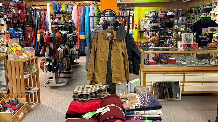 L'intérieur d'une boutique de plein air.