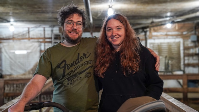 Un couple dans une bergerie.