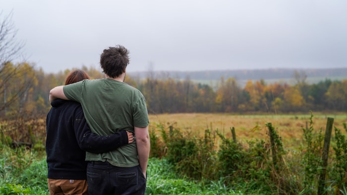 Une femme et un homme regardent vers l'horizon.