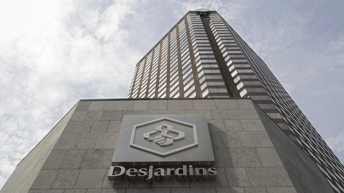 L’enseigne de Desjardins, à l’extérieur du Complexe du même nom, à Montréal.