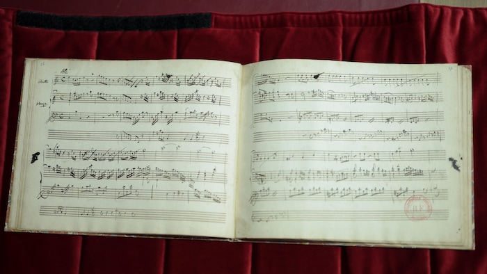 Un manuscrit de compositions écrit par Mozart.