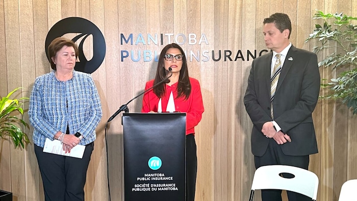 Carmen Nedohin, Satvir Jatana et Christian Dandeneau lors d'une conférence de presse dans les bureaux de la Société d'assurance publique du Manitoba. (Photo d'archives)