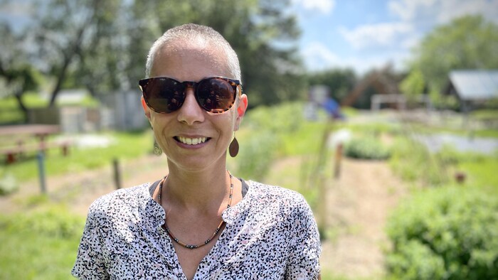 Elle est devant un potager.