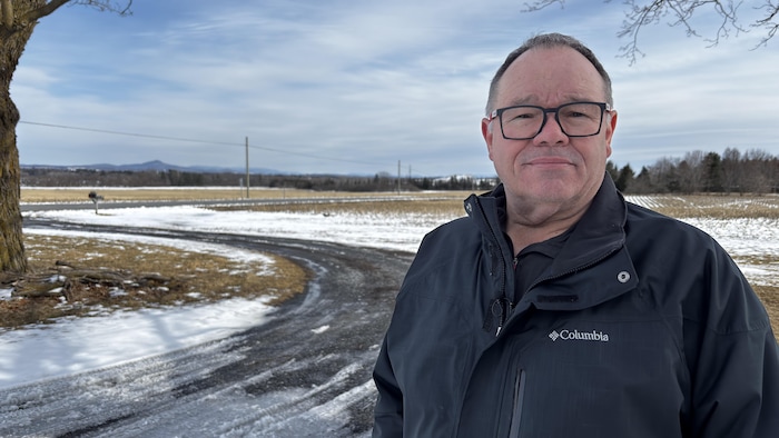 Sylvain Pion dans un champ en Estrie.