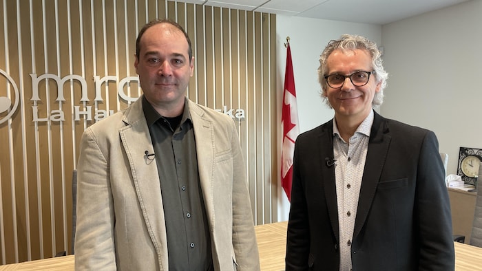 Simon Lajeunesse et René Beauregard dans les bureaux MRC de la Haute-Yamaska.
