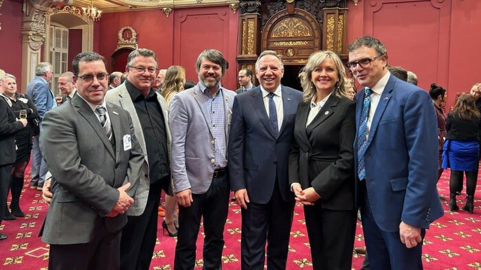 Des élus posent avec le premier ministre au Salon rouge.