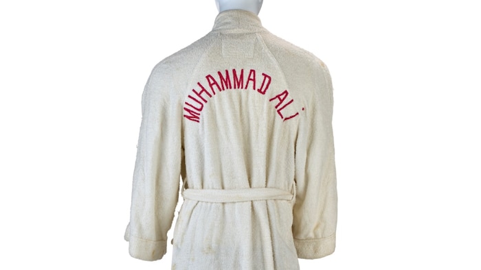 Un peignoir blanc portant le nom du boxeur Muhammad Ali.