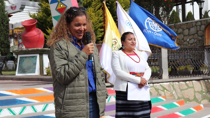 Stéphanie Daviot, cheffe de mission de l'OIM pour le Guatemala, parle au microphone. 