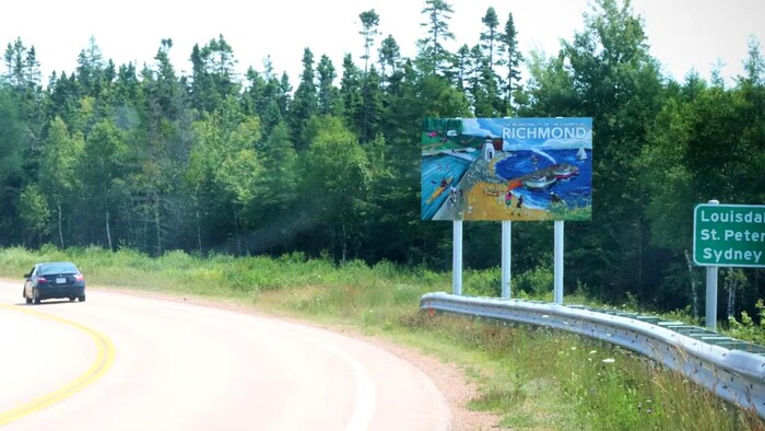 L'enseigne de la Municipalité du comté de Richmond le long d'une route.