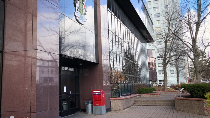 L'entrée de l'hotel de ville de la Municipalité régionale du Cap-Breton.