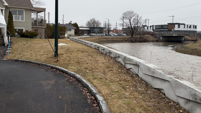Le mur anticrue de la rivière Lorette.
