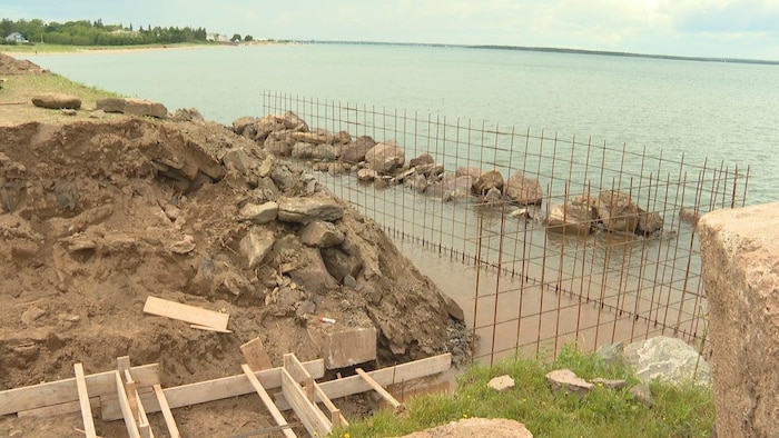 Barre d'armature dans l'eau.