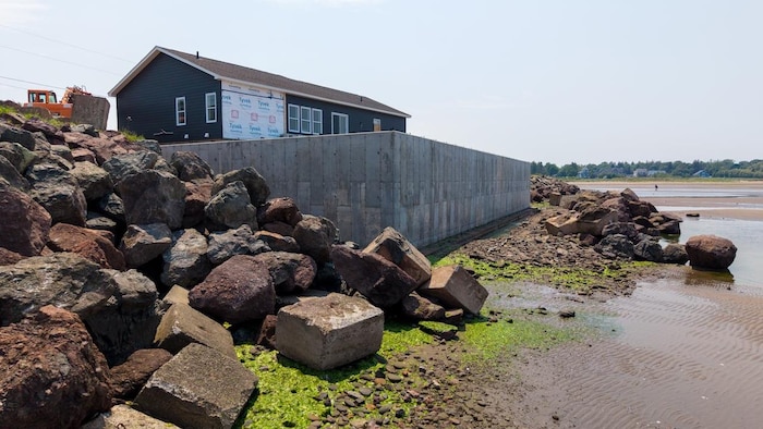 Mur de béton, maison, plage.