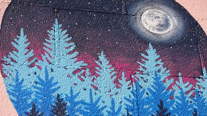 Une forêt peint sur la murale.