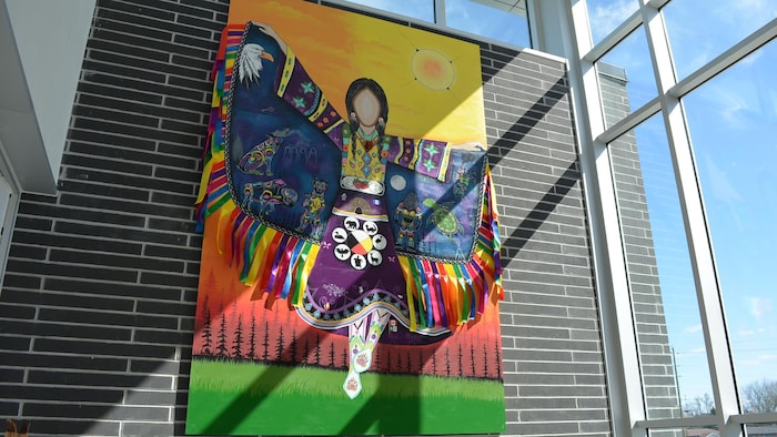 Une murale autochtone sur un mur de l’école catholique Notre-Place.
