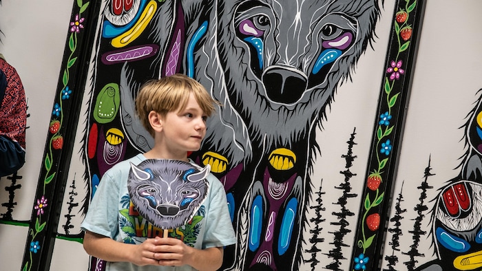 Un élève de l’École élémentaire Jeanne-Sauvé, à Sudbury, devant la nouvelle murale autochtone.