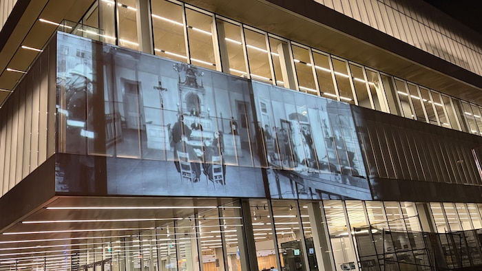 La murale est projetée sur une partie de la bibliothèque.