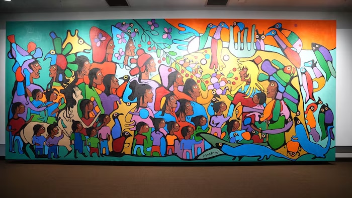 Une vaste fresque murale qui dépeint une multitude de visages.
