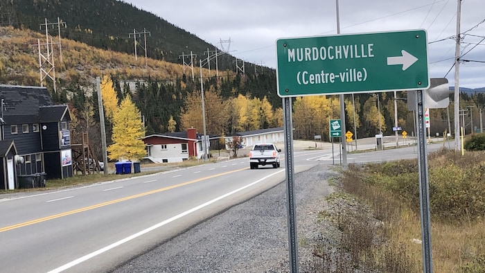 Un panneau qui porte la mention « Murdochville, centre-ville ».