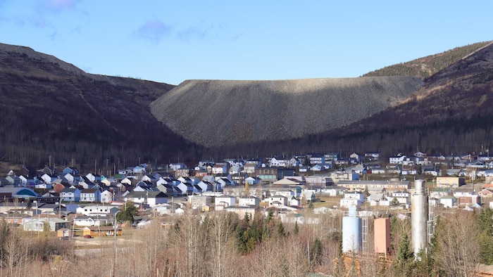 Des maisons à Murdochville, l'automne avec en fond la montagne de résidus miniers.