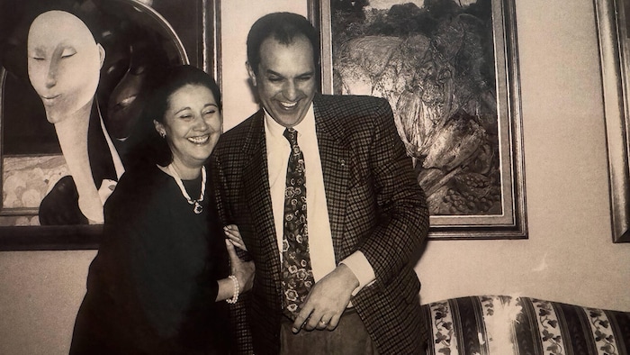 La québécoise Muriel Beauchamp et son époux, Frantz Merceron, dans leur appartement de la rue Guynemer à Paris.