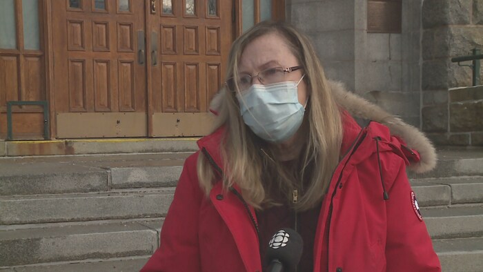 Margaret Murphy interviewée devant un édifice du campus.