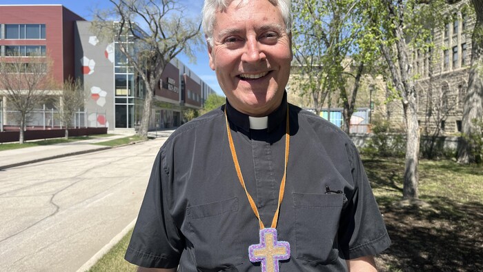 Monseigneur Murray Chatlain, archevêque de Winnipeg, sourit pour la photo.