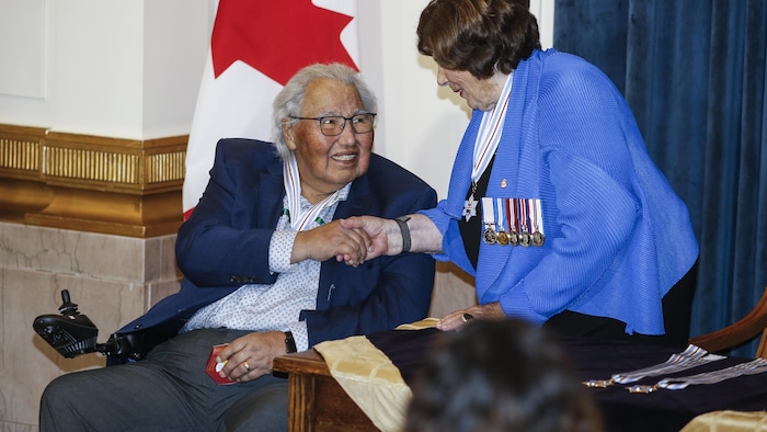 Anita Neville serre la main de Murray Sinclair. 