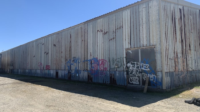 Des murs en tôle usés de l'aréna.